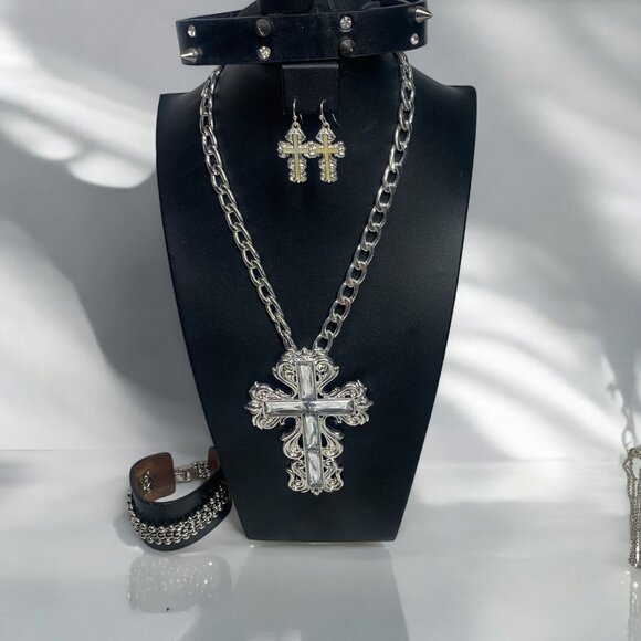 Halloween Themed Jewelry Bundle 30-Piece Set With Necklaces Bracelets Earrings - Picture 2 of 8